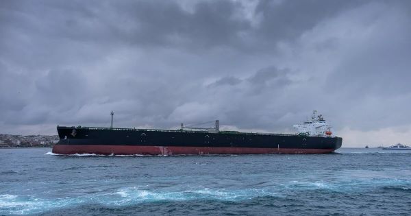 Füceyrə limanından 40 km məsafədə tanker naməlum mərmi ilə vurulub